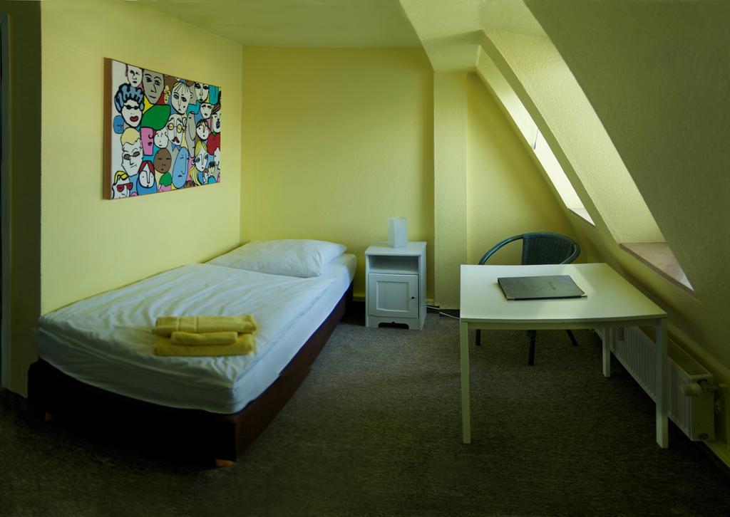 Single Room with Bathroom,140952366:JPEG