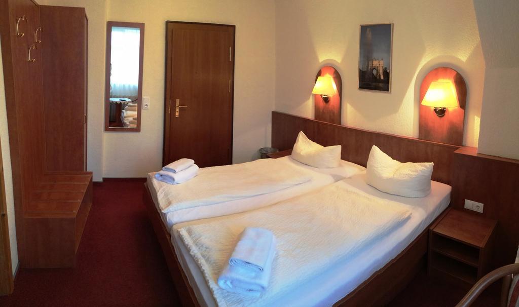 Small Double Room,223623947:JPEG